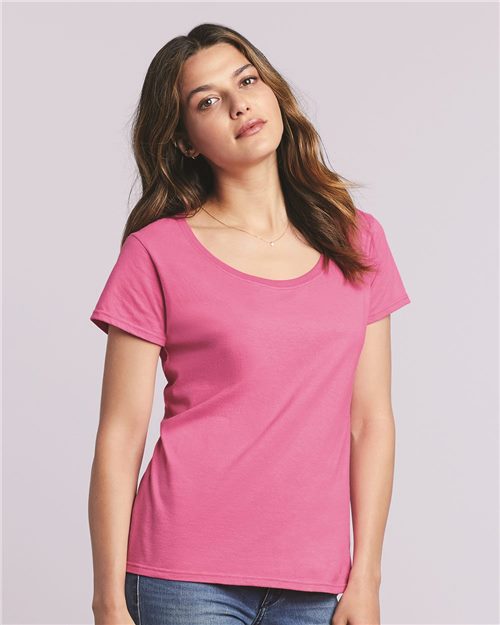 T-shirt à encolure dégagée profonde Softstyle® pour femmes - 64550L